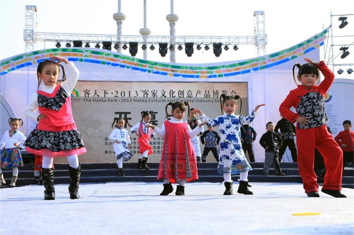 客家文化創(chuàng)意盛會(huì) 2013年客家文化創(chuàng)意產(chǎn)品博覽會(huì)在梅州成功舉行
